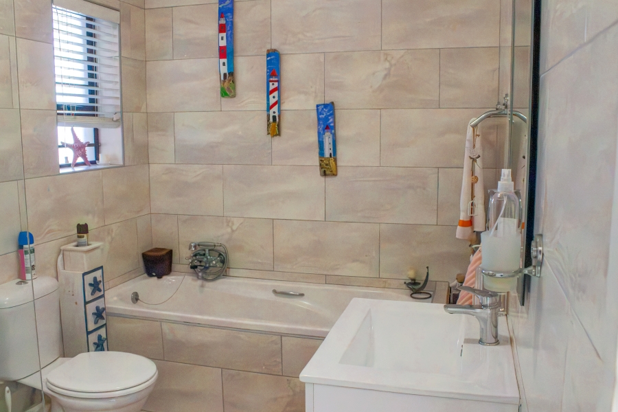 3 Bedroom Property for Sale in De Kelders Western Cape